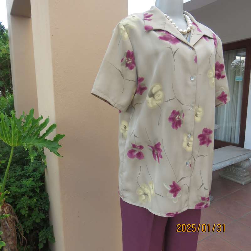 Tastefully printed TRICKWEAR ecru top with mulberry flowers.Polyester.Size 38. Short sleeves. As new