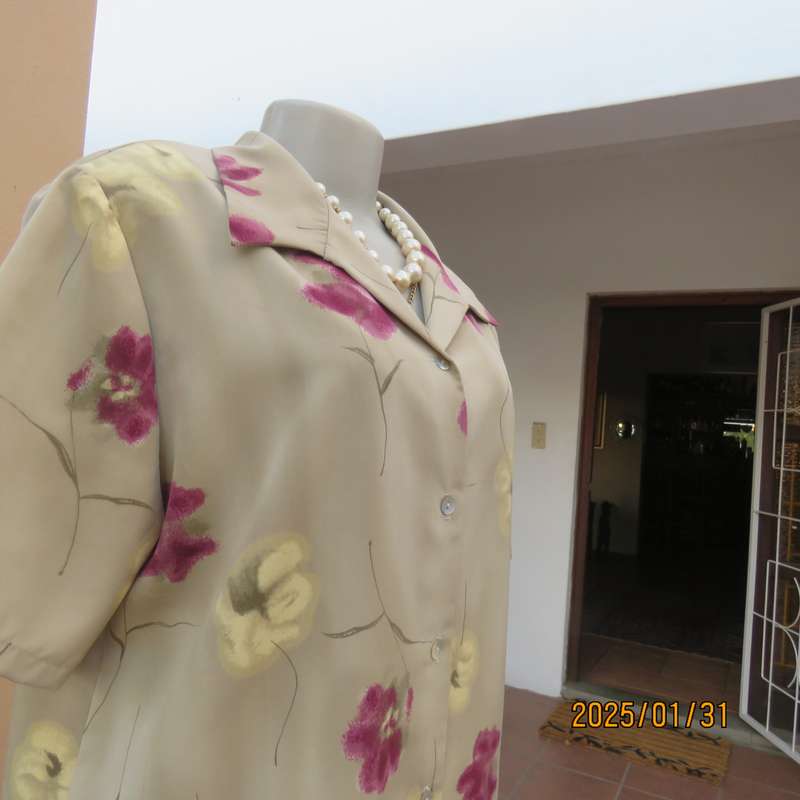 Tastefully printed TRICKWEAR ecru top with mulberry flowers.Polyester.Size 38. Short sleeves. As new