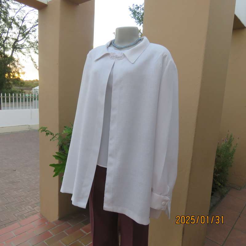Textured polyester white long cuffed sleeve wide cut open jacket. One button-loop closure. Size 50.