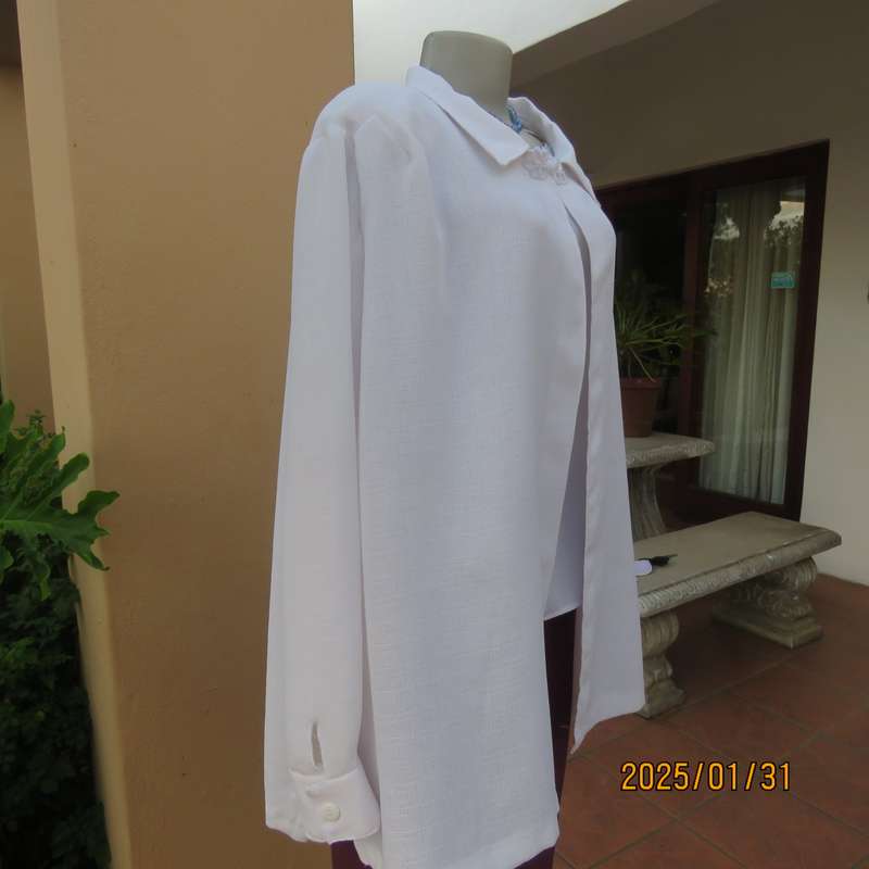 Textured polyester white long cuffed sleeve wide cut open jacket. One button-loop closure. Size 50.