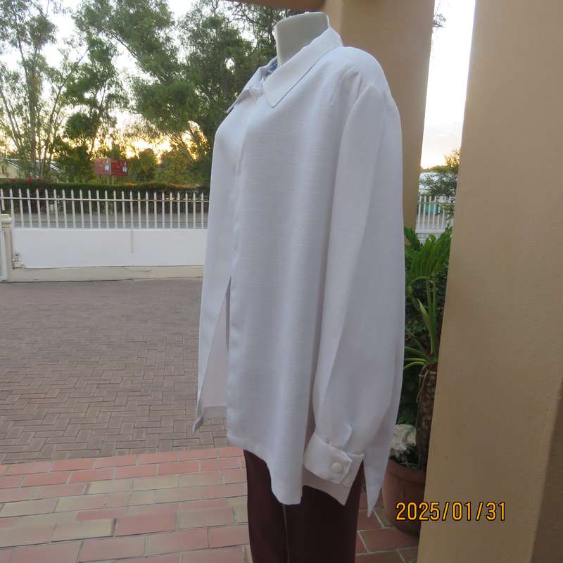 Textured polyester white long cuffed sleeve wide cut open jacket. One button-loop closure. Size 50.