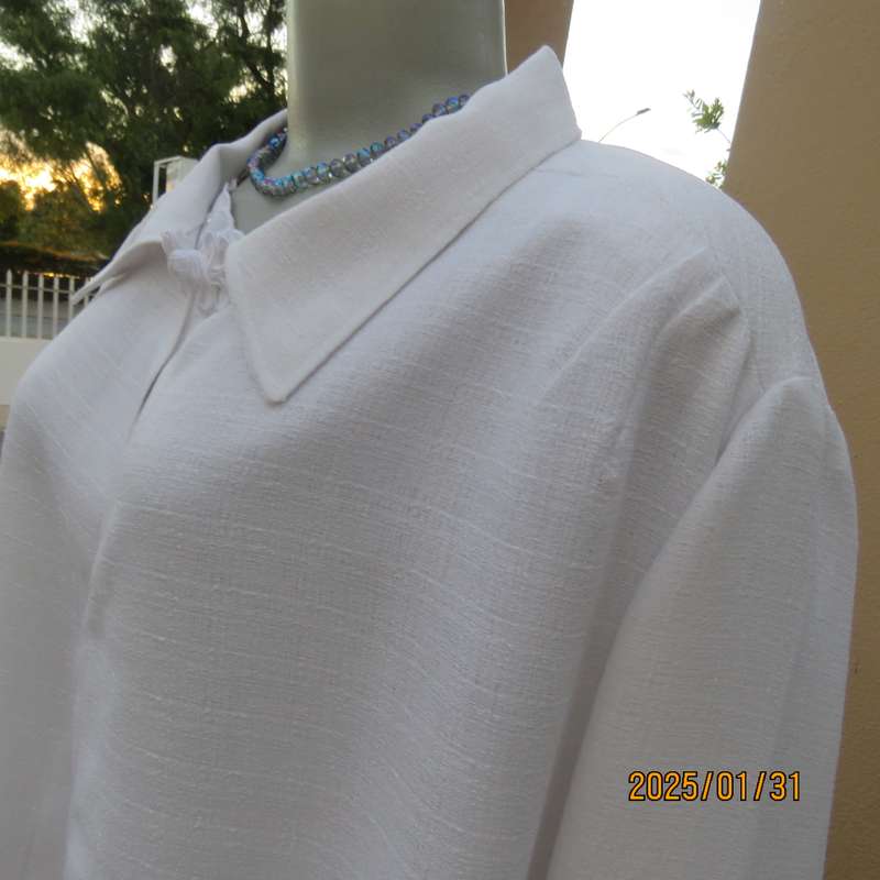 Textured polyester white long cuffed sleeve wide cut open jacket. One button-loop closure. Size 50.