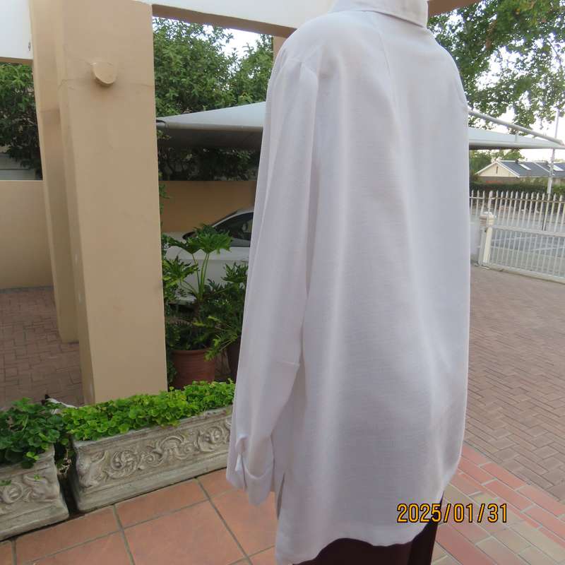 Textured polyester white long cuffed sleeve wide cut open jacket. One button-loop closure. Size 50.