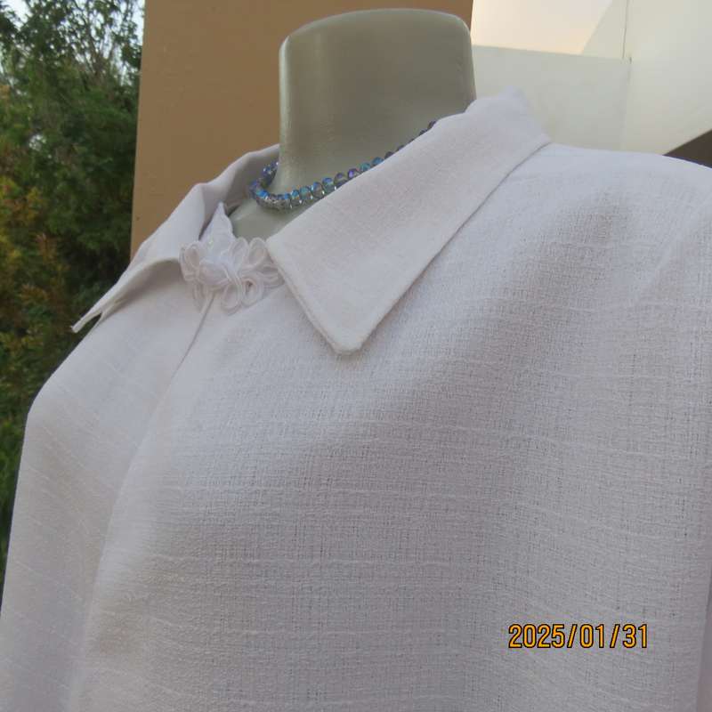 Textured polyester white long cuffed sleeve wide cut open jacket. One button-loop closure. Size 50.