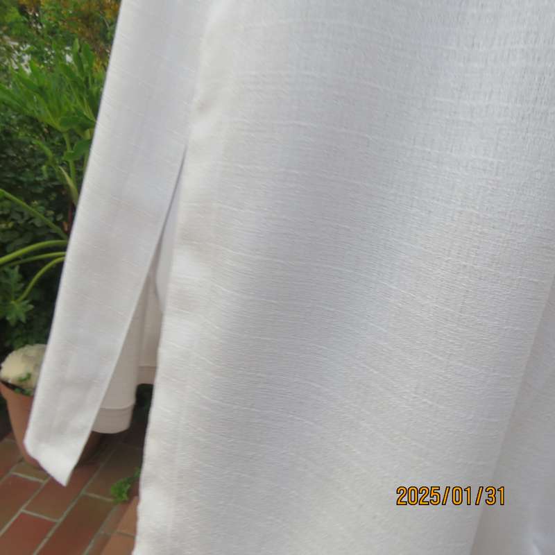 Textured polyester white long cuffed sleeve wide cut open jacket. One button-loop closure. Size 50.