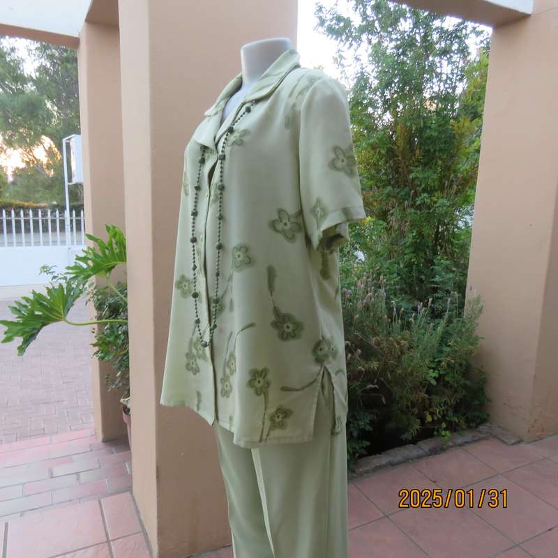 Pretty light avo colour button down top with open collar. Size 40.Size slits. Floral pattern.As new