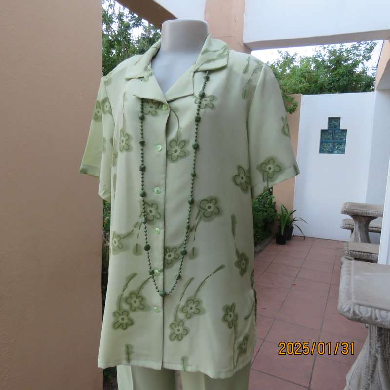 Pretty light avo colour button down top with open collar. Size 40.Size slits. Floral pattern.As new