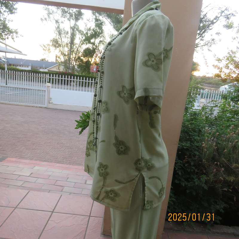 Pretty light avo colour button down top with open collar. Size 40.Size slits. Floral pattern.As new