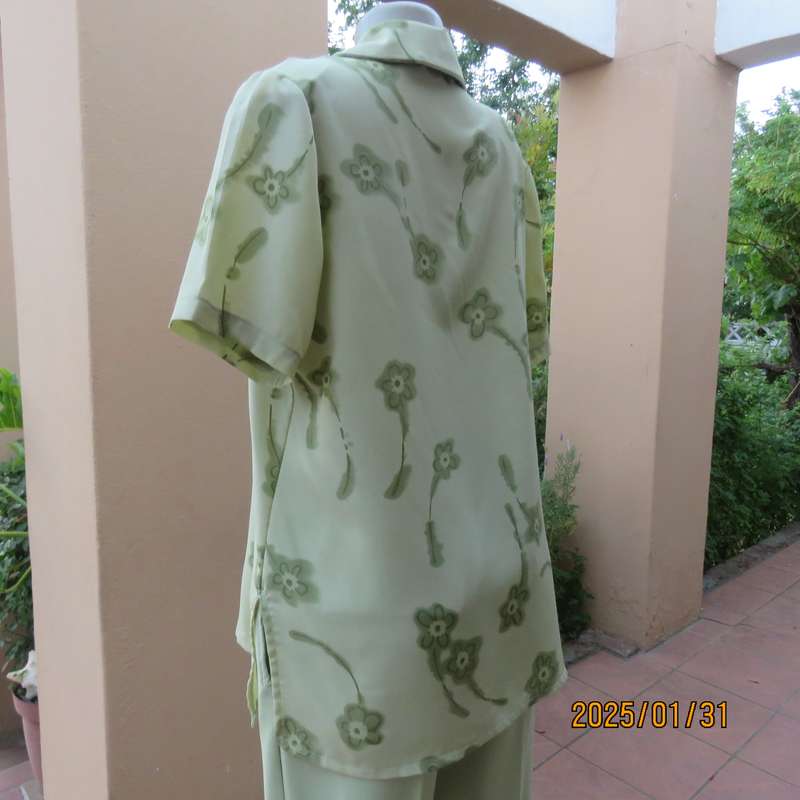 Pretty light avo colour button down top with open collar. Size 40.Size slits. Floral pattern.As new