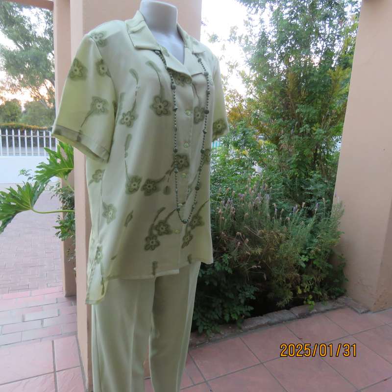 Pretty light avo colour button down top with open collar. Size 40.Size slits. Floral pattern.As new