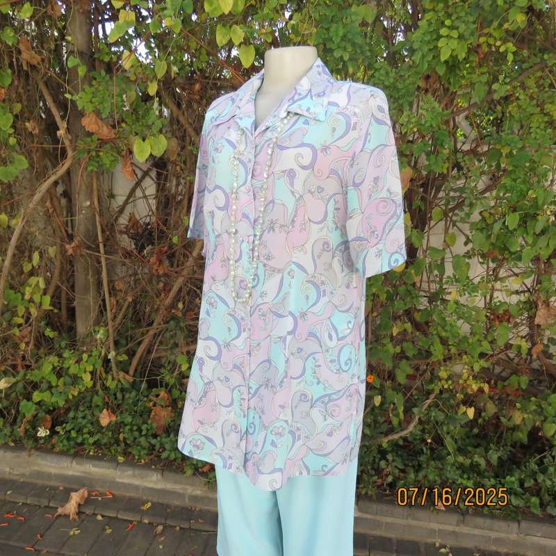 STATURE tailored button down long top in soft colour print. Side slits. Size 40