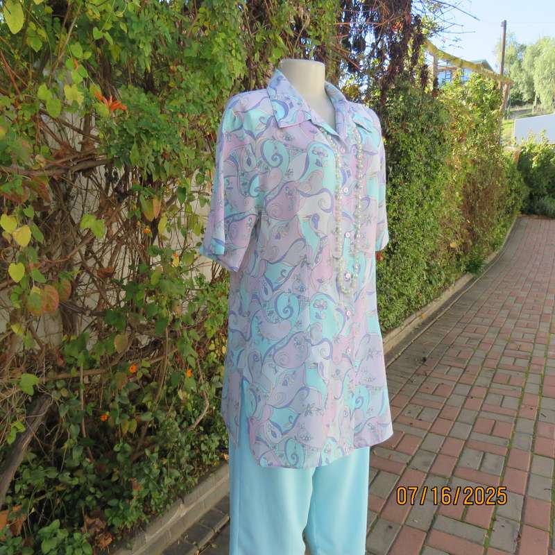 STATURE tailored button down long top in soft colour print. Side slits. Size 40