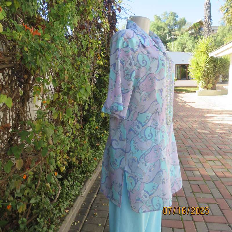 STATURE tailored button down long top in soft colour print. Side slits. Size 40