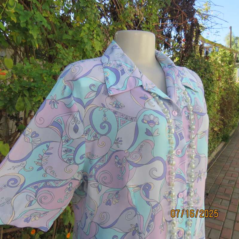 STATURE tailored button down long top in soft colour print. Side slits. Size 40