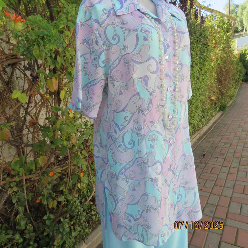STATURE tailored button down long top in soft colour print. Side slits. Size 40