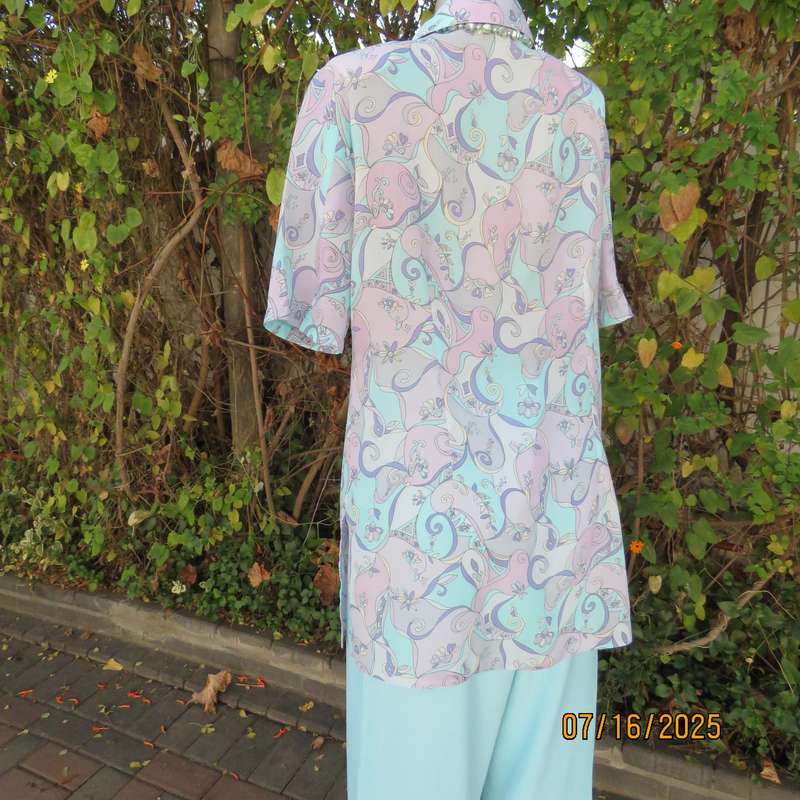 STATURE tailored button down long top in soft colour print. Side slits. Size 40