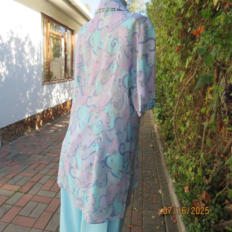 STATURE tailored button down long top in soft colour print. Side slits. Size 40