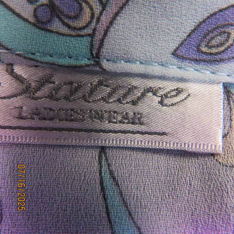 STATURE tailored button down long top in soft colour print. Side slits. Size 40