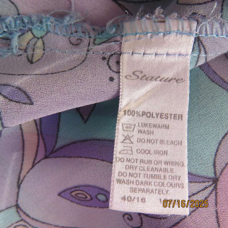 STATURE tailored button down long top in soft colour print. Side slits. Size 40
