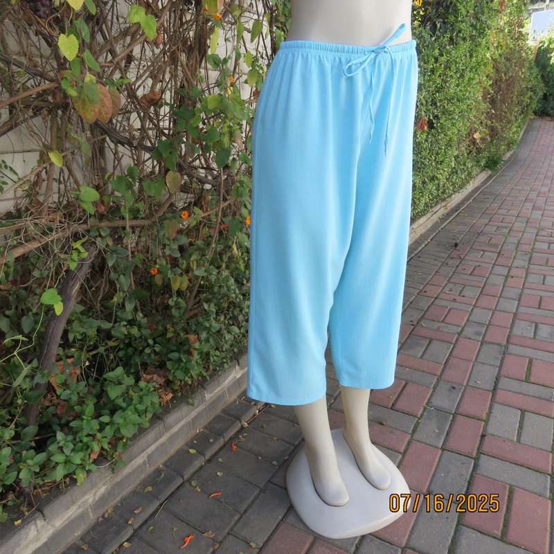 Aqua colour crinkled poly-rayon cropped pants. Size 40. With drawstring and elastic waist.