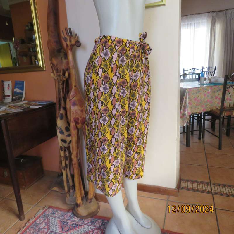 Graphic printed autumn colour under knee length wide leg pants. 100% viscose.Size 36/38.As new