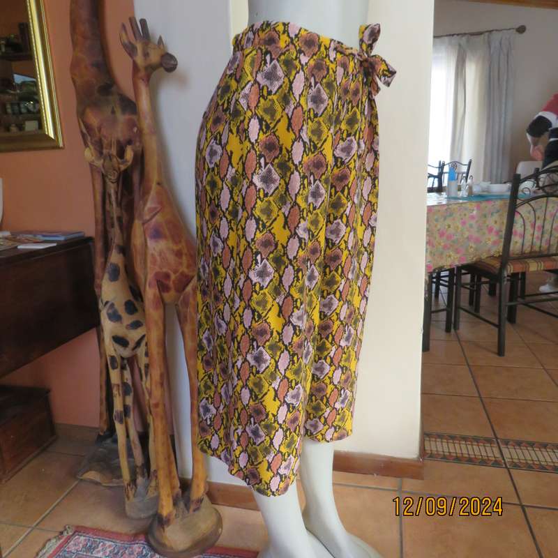 Graphic printed autumn colour under knee length wide leg pants. 100% viscose.Size 36/38.As new