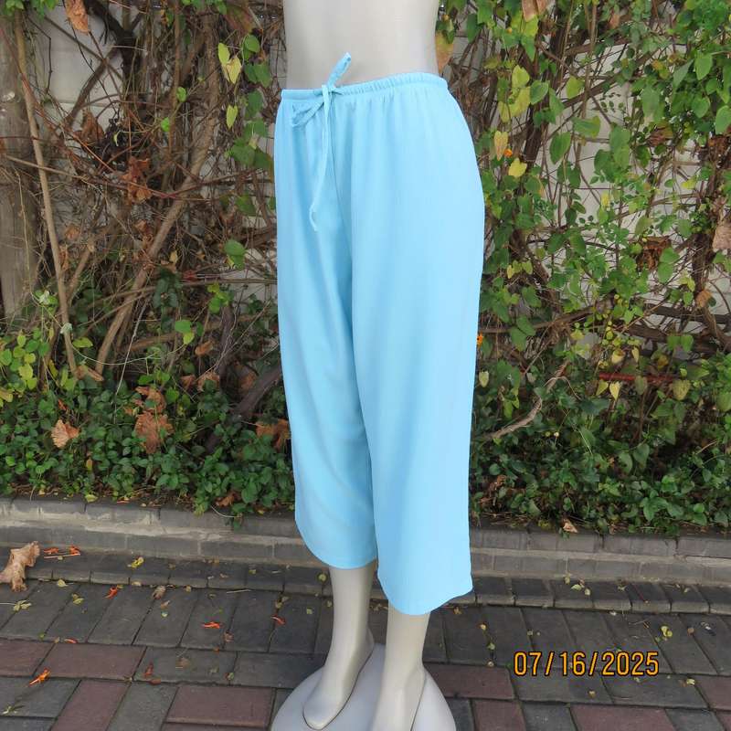 Aqua colour crinkled poly-rayon cropped pants. Size 40. With drawstring and elastic waist.
