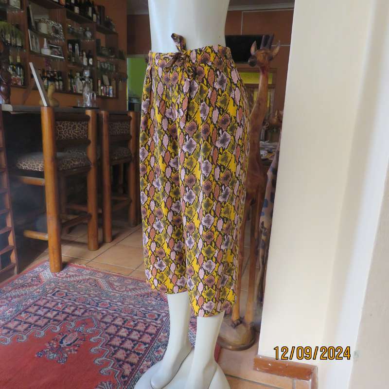 Graphic printed autumn colour under knee length wide leg pants. 100% viscose.Size 36/38.As new
