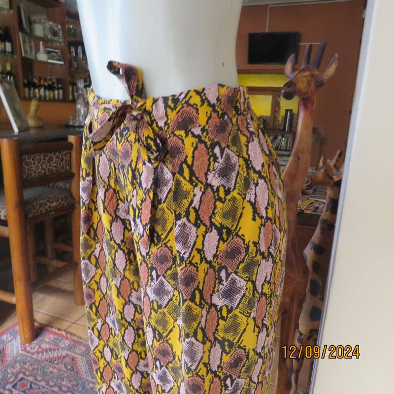 Graphic printed autumn colour under knee length wide leg pants. 100% viscose.Size 36/38.As new