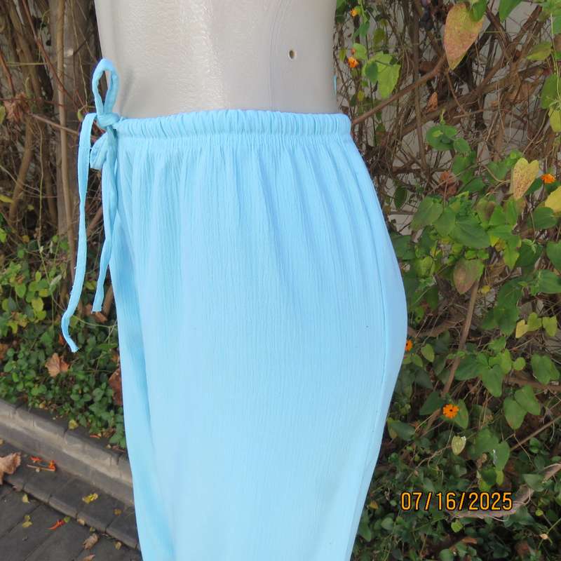 Aqua colour crinkled poly-rayon cropped pants. Size 40. With drawstring and elastic waist.