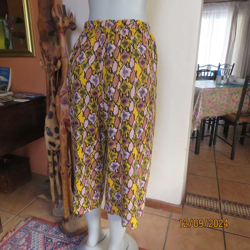 Graphic printed autumn colour under knee length wide leg pants. 100% viscose.Size 36/38.As new