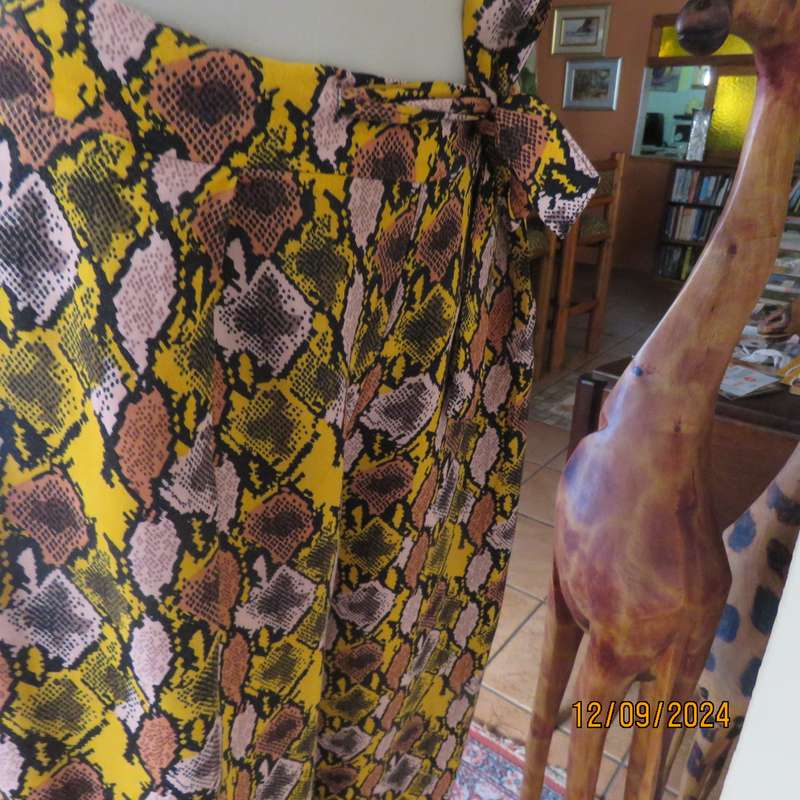 Graphic printed autumn colour under knee length wide leg pants. 100% viscose.Size 36/38.As new