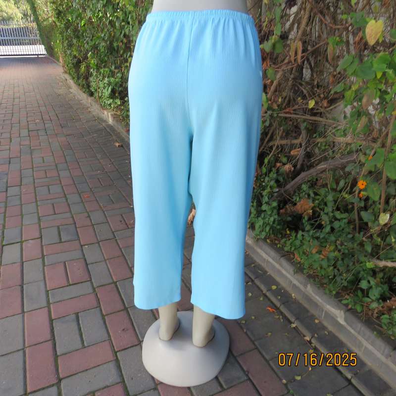 Aqua colour crinkled poly-rayon cropped pants. Size 40. With drawstring and elastic waist.