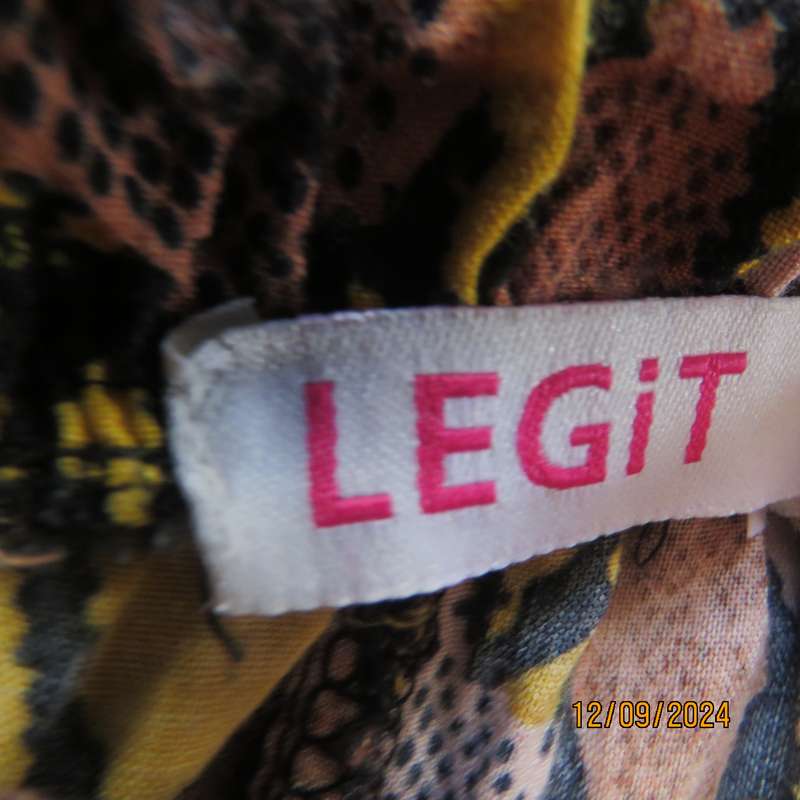 Graphic printed autumn colour under knee length wide leg pants. 100% viscose.Size 36/38.As new
