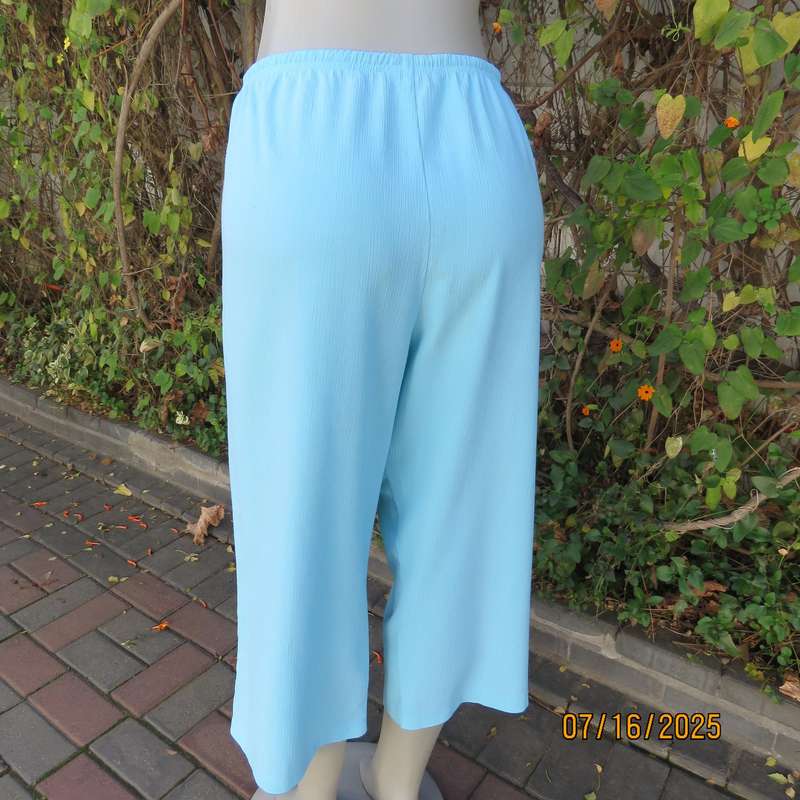 Aqua colour crinkled poly-rayon cropped pants. Size 40. With drawstring and elastic waist.
