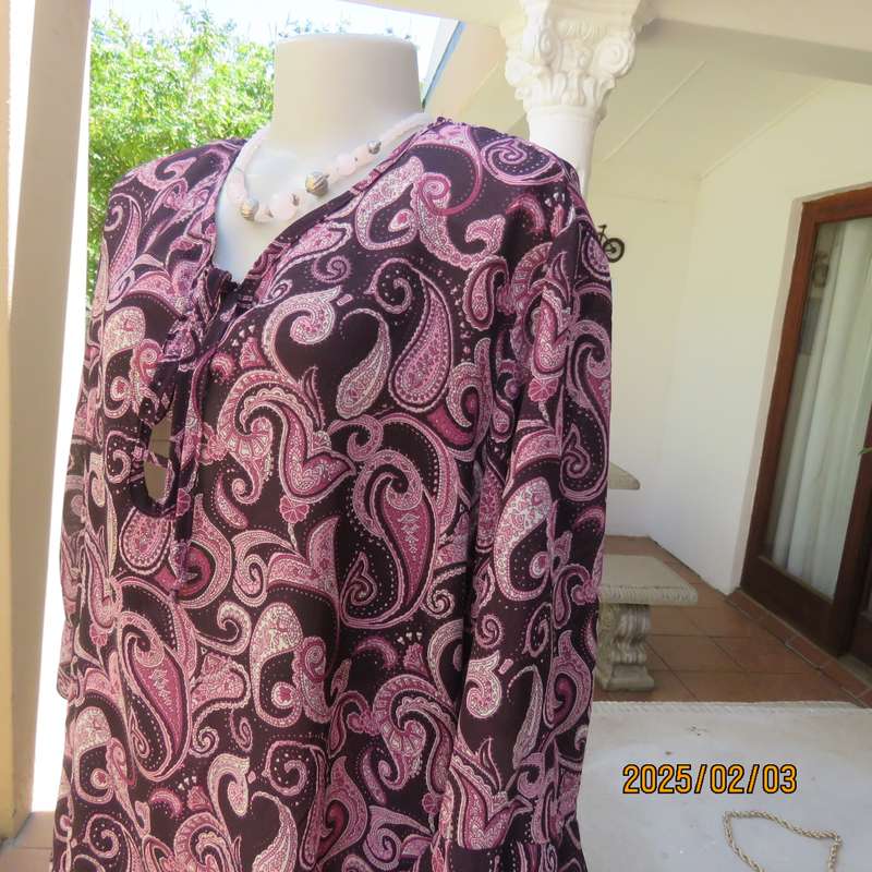 Fabulous pink-white paisley printed slip over top on dark purple polyester. Size 48. V front. As new