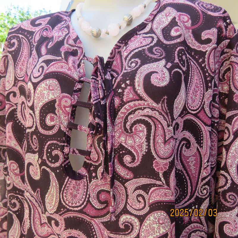 Fabulous pink-white paisley printed slip over top on dark purple polyester. Size 48. V front. As new