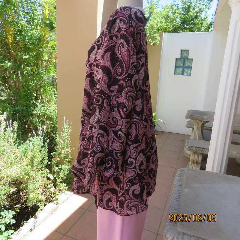 Fabulous pink-white paisley printed slip over top on dark purple polyester. Size 48. V front. As new