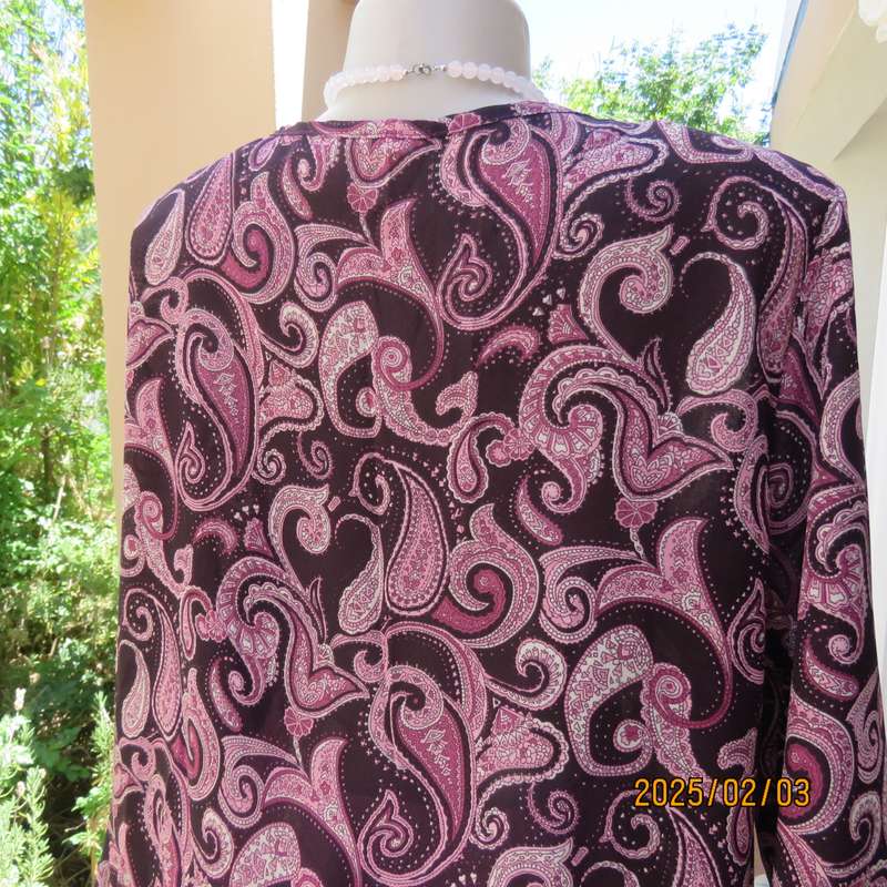 Fabulous pink-white paisley printed slip over top on dark purple polyester. Size 48. V front. As new