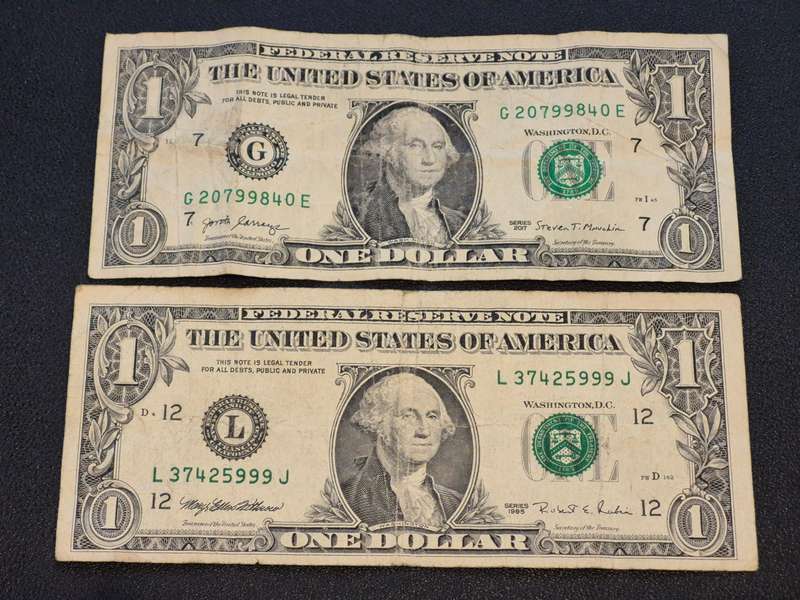 2 x USA 1 Dollar Bank Notes