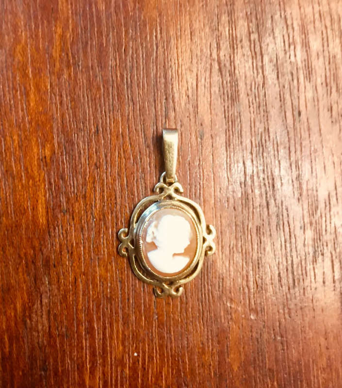 Lovely Cameo Pendant, 8 ct Gold