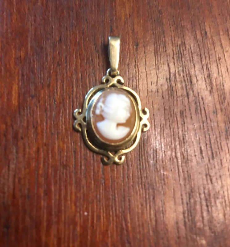 Lovely Cameo Pendant, 8 ct Gold