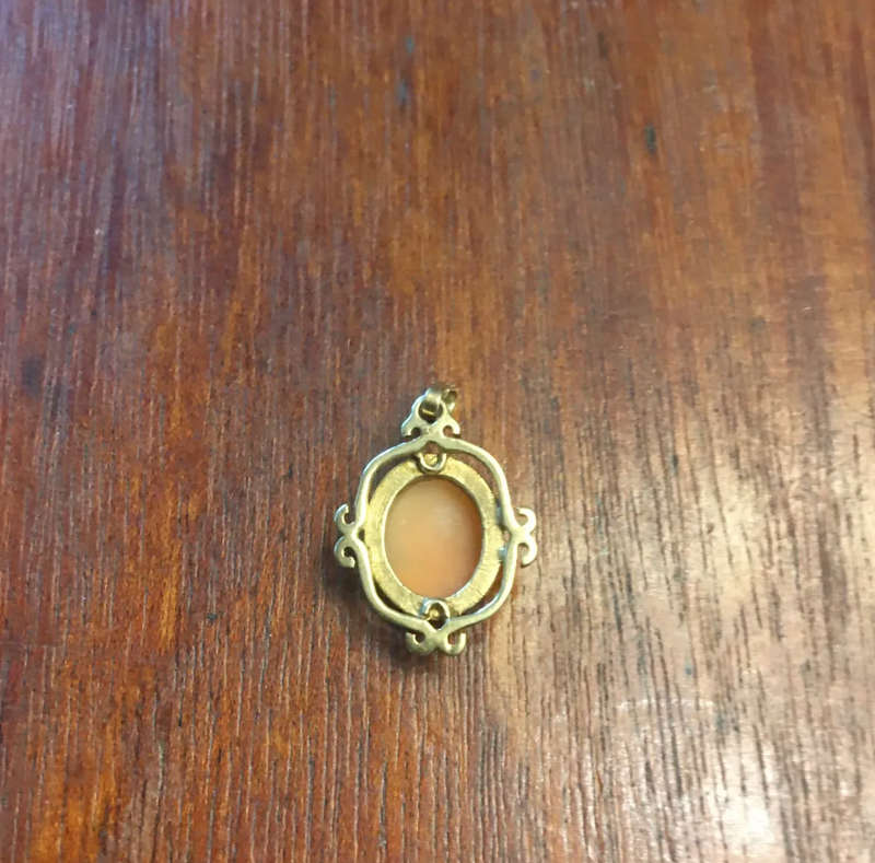 Lovely Cameo Pendant, 8 ct Gold