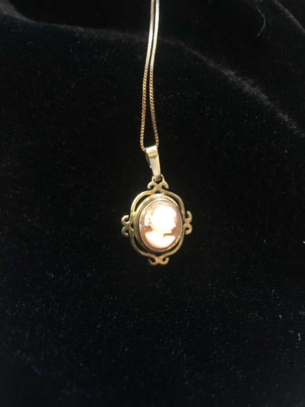 Lovely Cameo Pendant, 8 ct Gold
