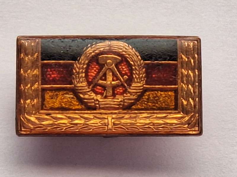 GDR Collective of Socialist labour honour clasp