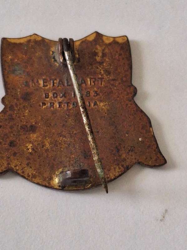 Vintage d H S Olod Boys club pin badge