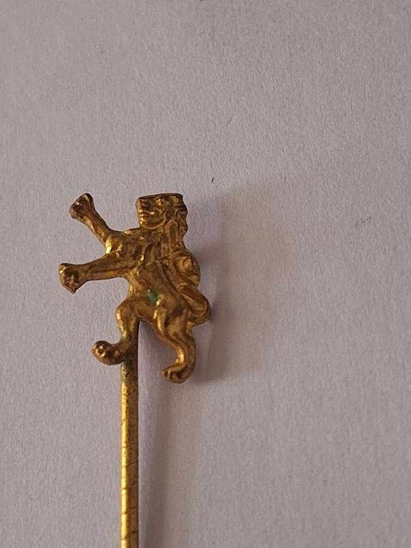 Gold tone Liondesign lapel pin