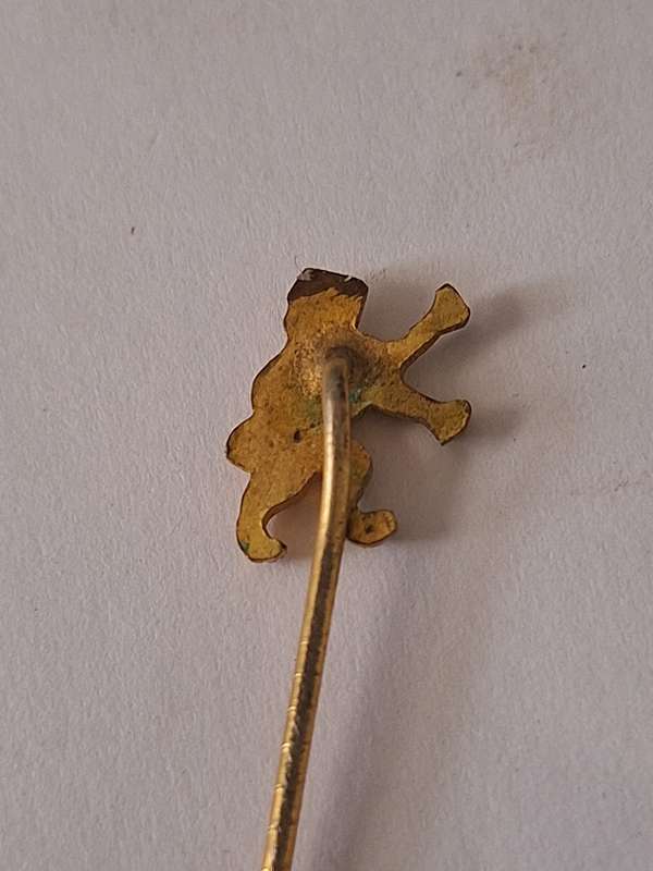 Gold tone Liondesign lapel pin