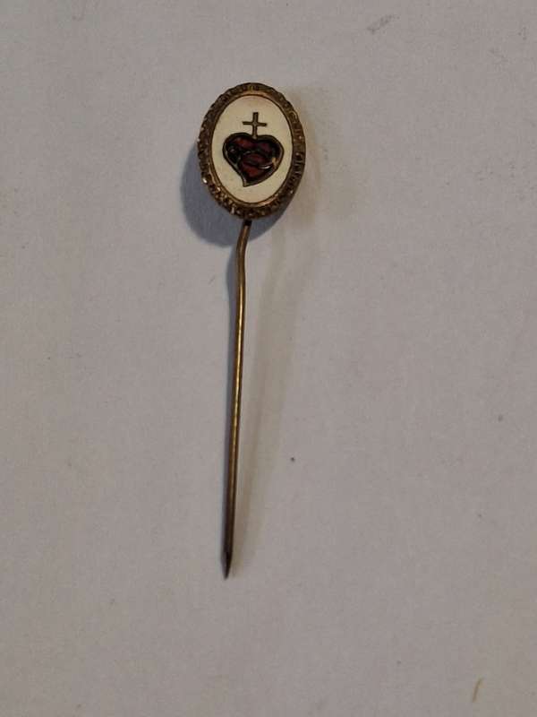 Sacred heart Enamel and gilt tie/lapel pin