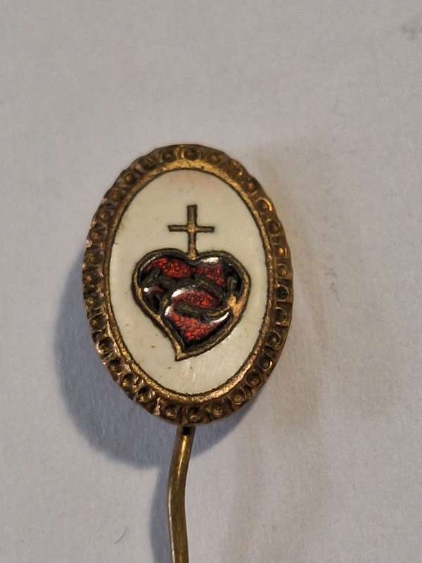 Sacred heart Enamel and gilt tie/lapel pin